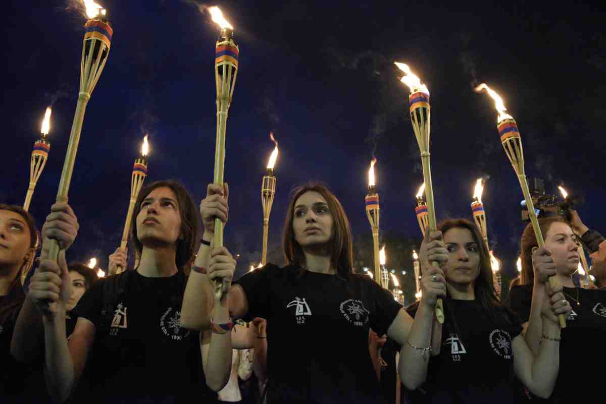 Menschen gedenken in Yervevan (Armenien) dem Völkermord an den Armeniern. Bild: KAREN MINASYAN / AFP