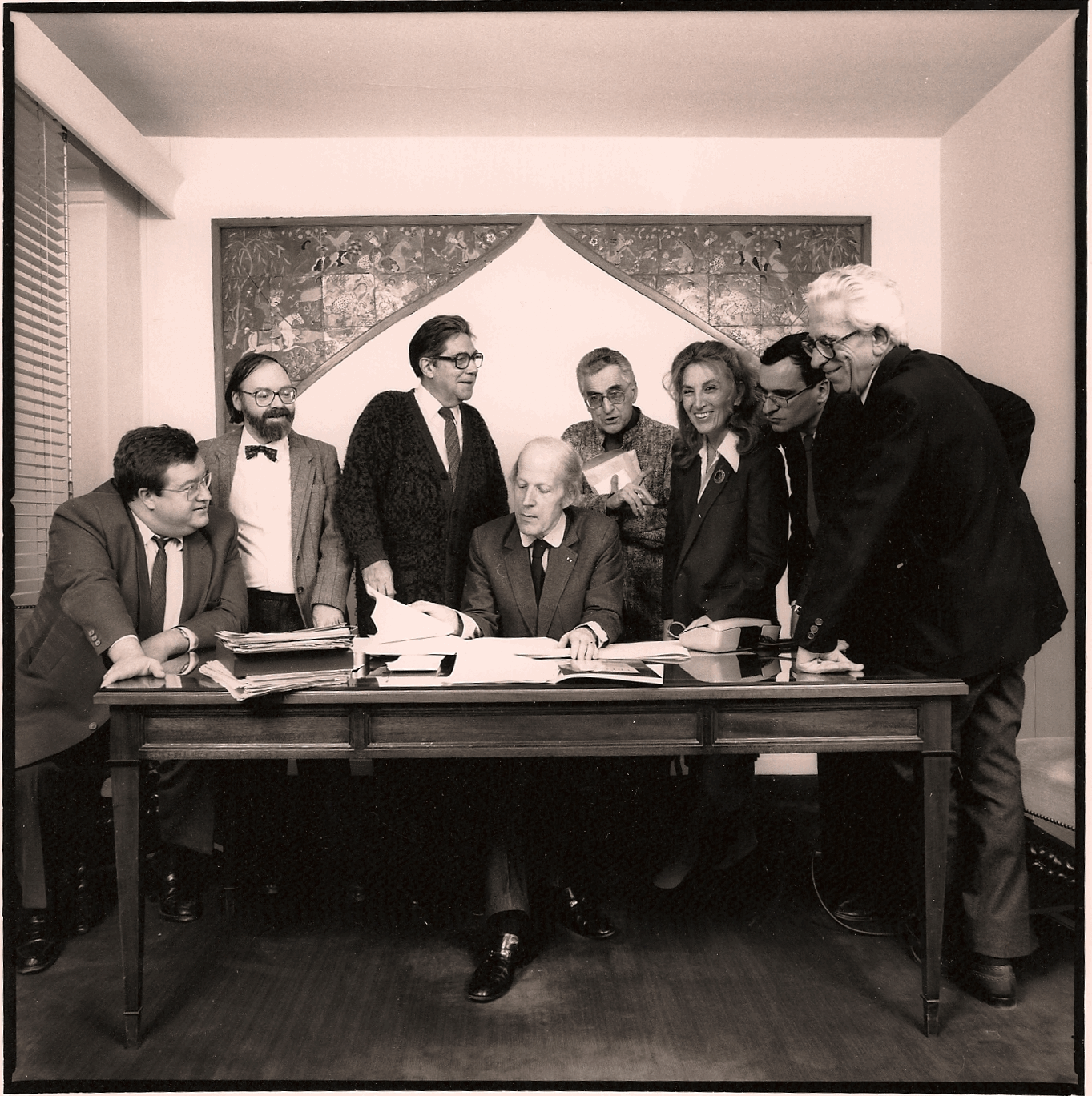 Comité éditorial des OCF.P (de gauche à droite) : Michel Prigent, François Robert, Pierre Cotet, Jean Laplanche, Pierre Angoulvent, Janine Altounian, Alain Rauzy, André Bourguignon.  (Photo © Baudoin Picard, PUF, 1988.)